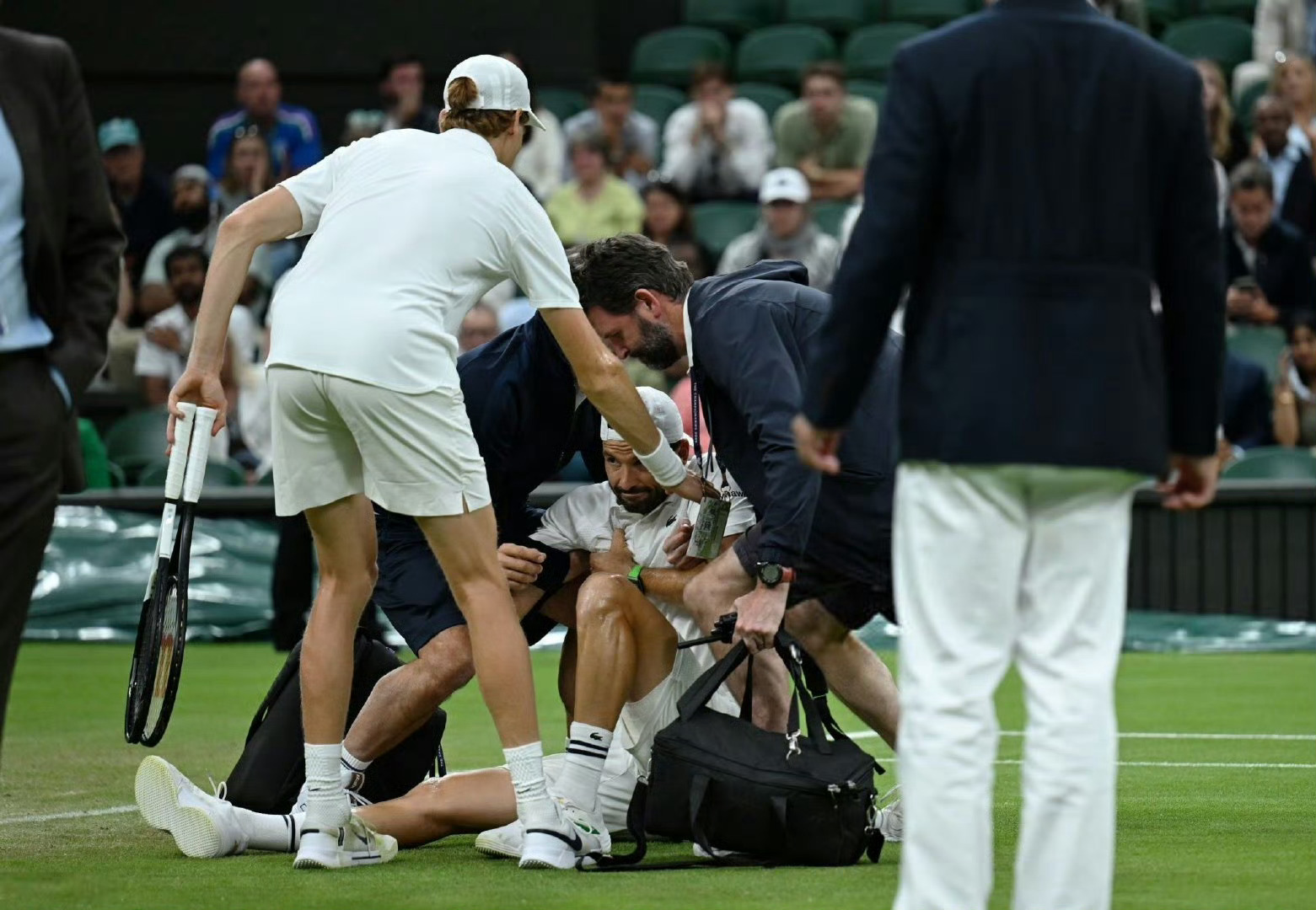 九游娱乐官网-里昂发布备战花絮，赛前篮板制胜，德国杯任务艰巨，阵容厚度经受考验(经受住来自什么等方面的风险挑战考验)